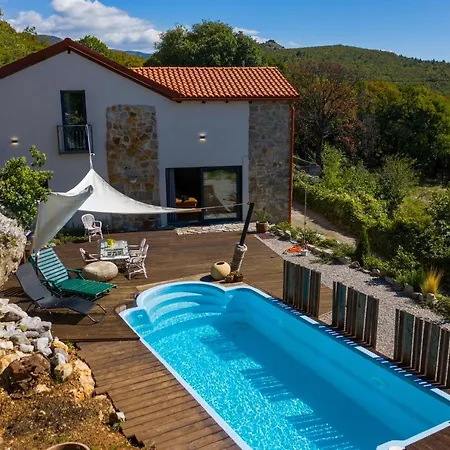 Kamen Villa Ledenice